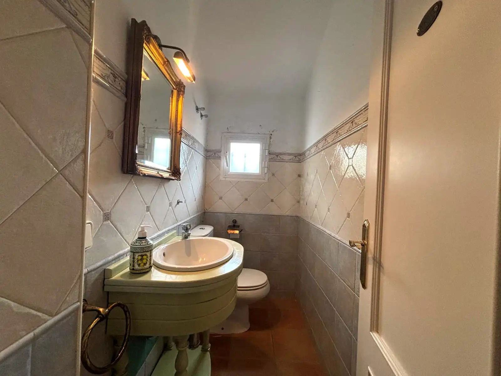 Gäste-WC mit Waschbecken und Außenfenster.