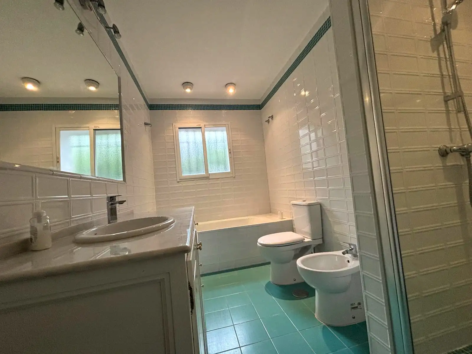 Komplettes Bad mit Badewanne, Dusche, Bidet und Waschtisch in Weiß- und Blautönen in Brisas II, Manilva.