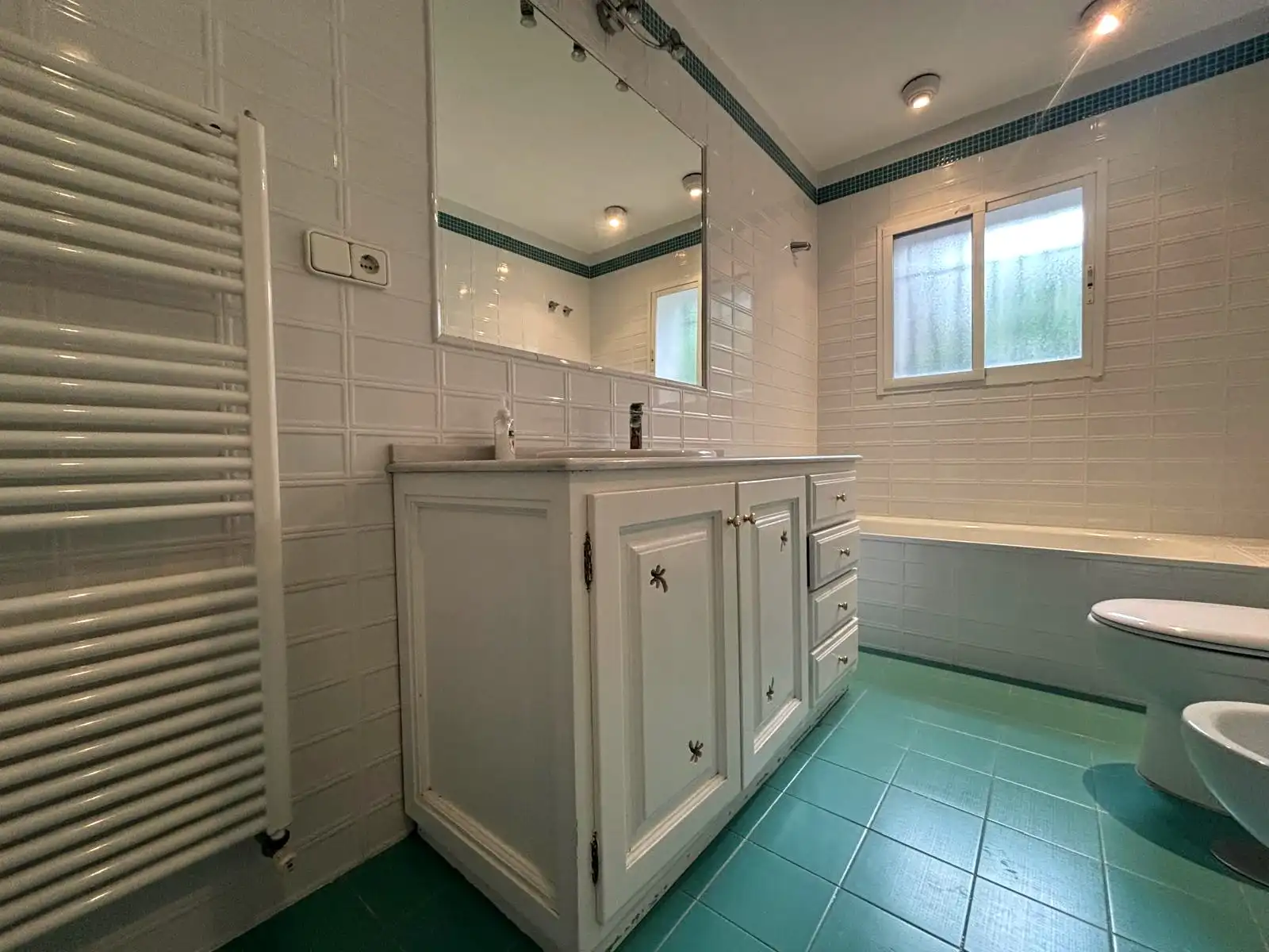 Komplettes Bad mit Waschtisch, eingelassener Badewanne und blauem Fliesendetail in Brisas II, Manilva.