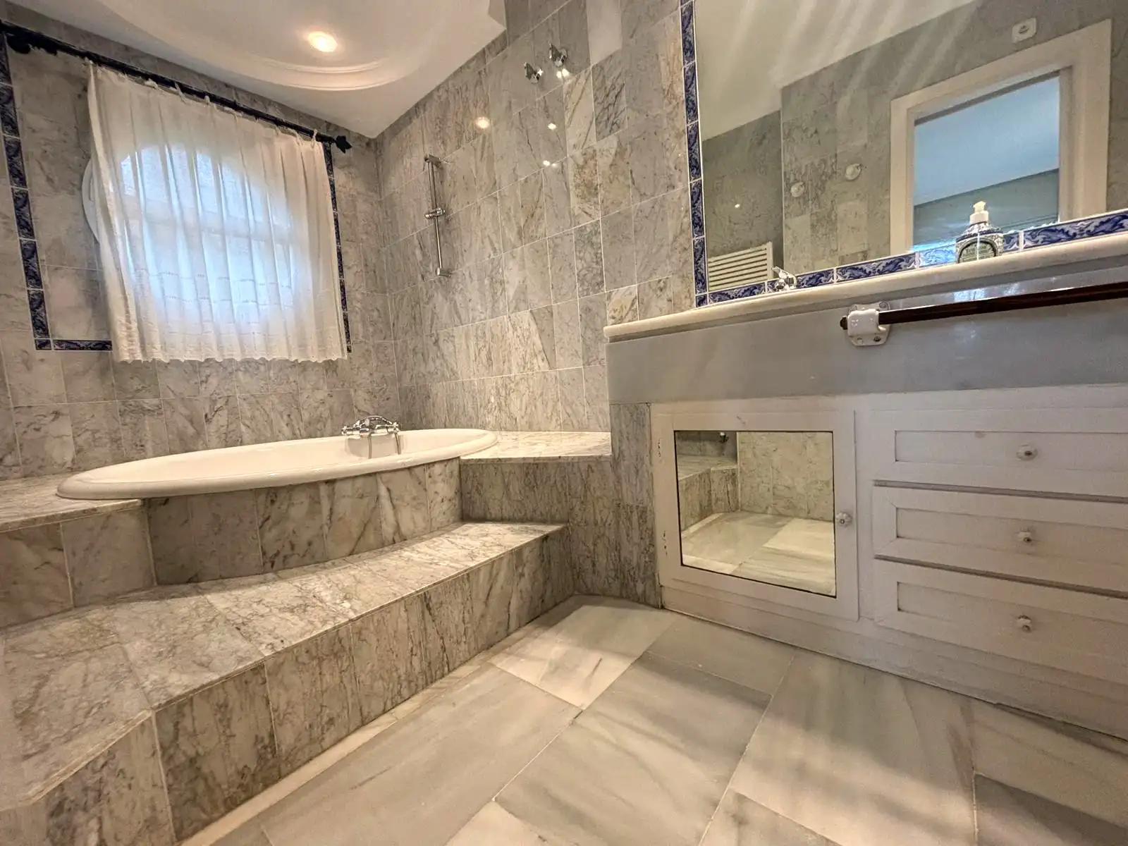 Hauptbad mit eingelassener Badewanne, Doppelwaschtisch und Außenfenster in Brisas II, Manilva.