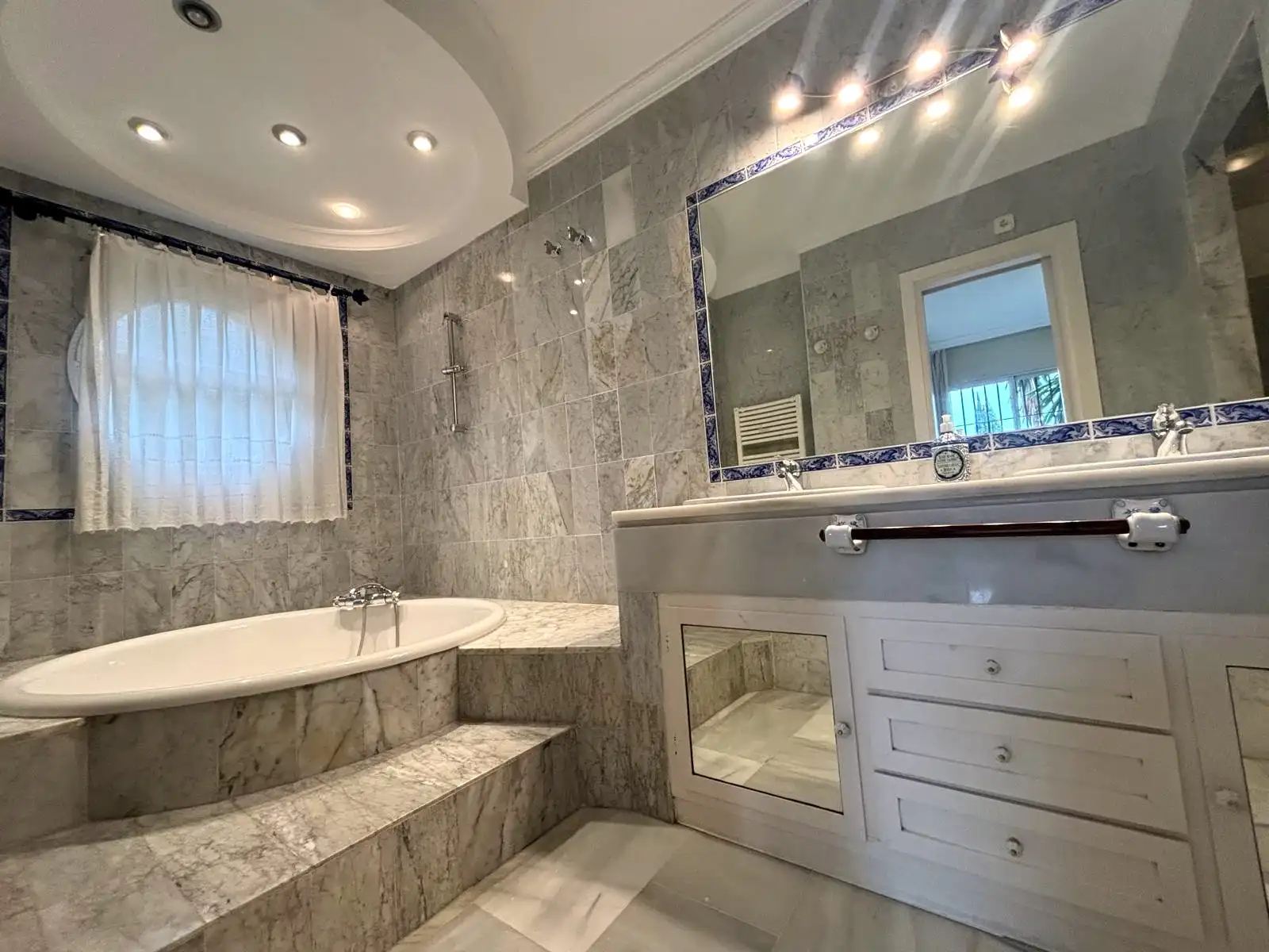 Hauptbad mit Badewanne, Außenfenster und Doppelwaschtisch in Brisas II, Manilva.