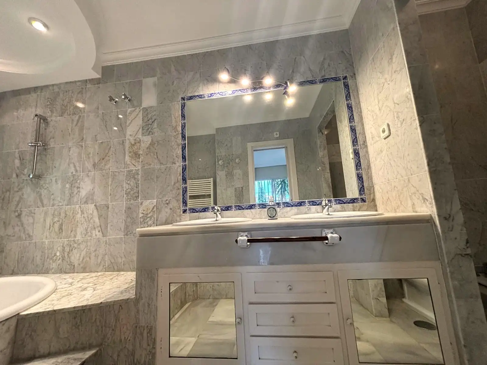 Hauptbad mit Doppelwaschtisch, eingelassener Badewanne und Dusche in Brisas II, Manilva.