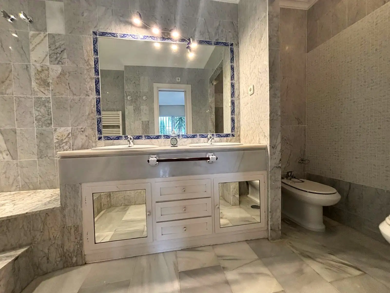 Großzügiges Hauptbad mit Doppelwaschtisch und Duschbereich in Brisas II, Manilva.