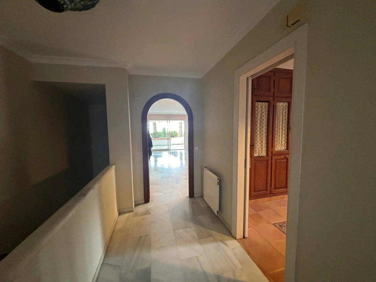 Innenflur mit Marmorböden und Übergang zum Wohnbereich sowie zur Office-Zone.