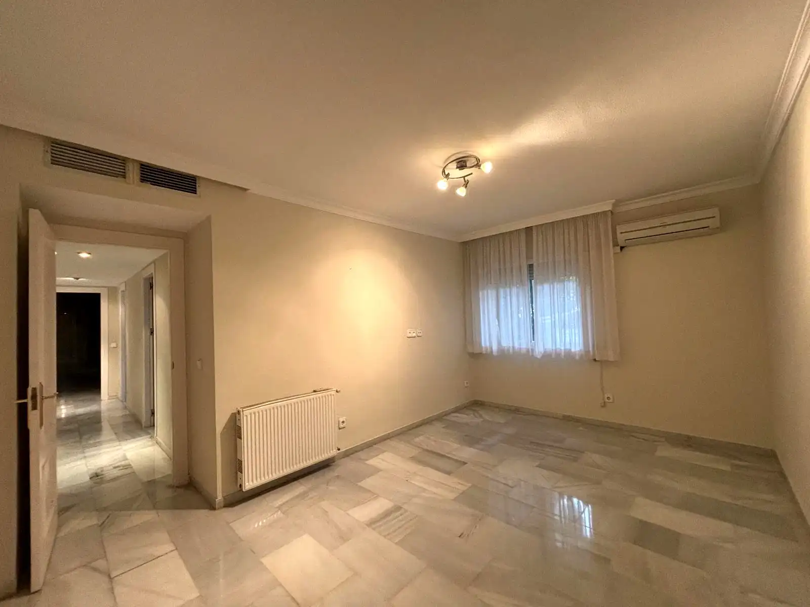 Schlafzimmer mit Außenfenster, Klimaanlage und Marmorböden in Brisas II, Manilva.