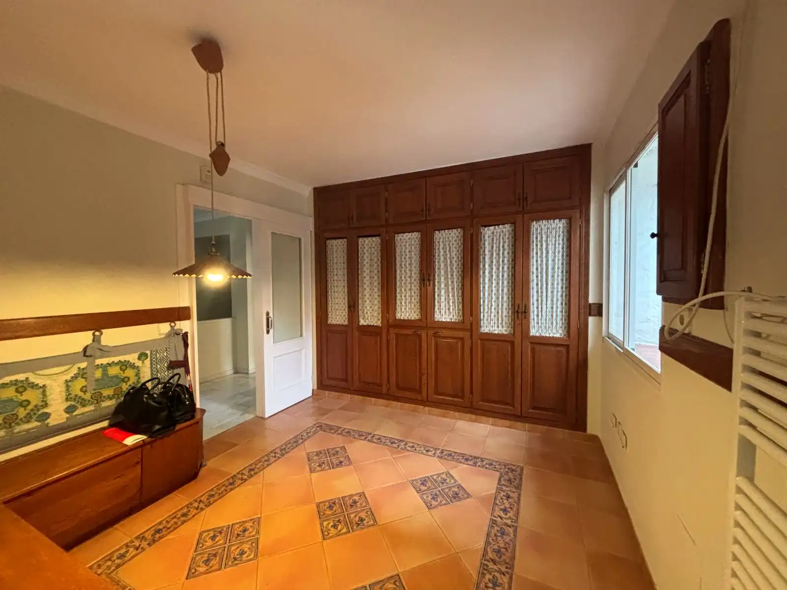 Office-Bereich neben der Küche mit Eckbank und direktem Zugang zur separaten Küche.